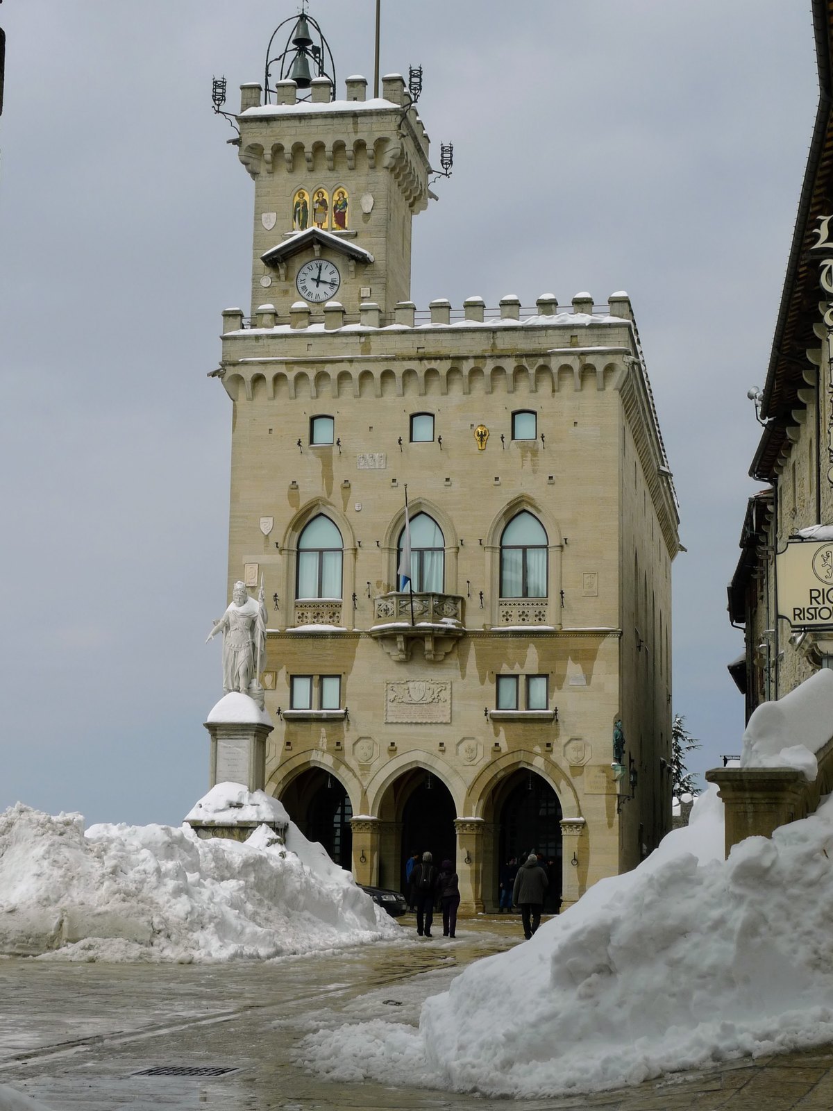 San Marino Città il 12 marzo 2010, la piazza della Libertà con i cumuli di neve
spalata ai lati. Quell'inverno chiuse 1,65 gradi sotto la norma, con 19 giorni di
neve al suolo contro i 6 di un inverno normale e sei nevicate fra dicembre e
febbraio. La neve della foto però non appartiene all'inverno: cadde il 9 e il 10
marzo e portò il manto a 59 centimetri, il massimo della stagione. Il giorno
dello scatto ce n'erano ancora 27, mentre nei tre mesi invernali il massimo era
stato di 13